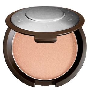 NEW becca champagne pop highlighter